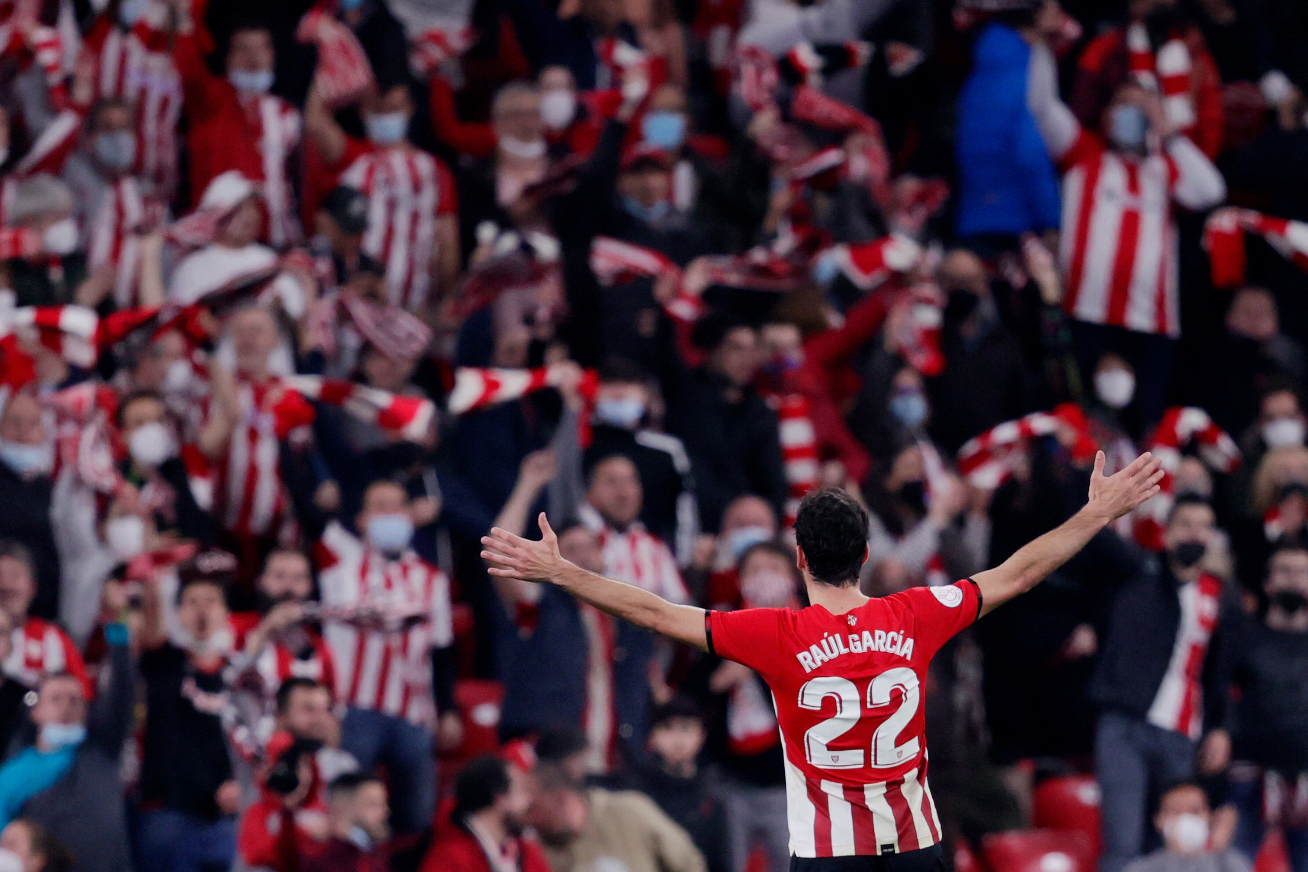 Raúl García celebra el gol en la semifinal de Copa