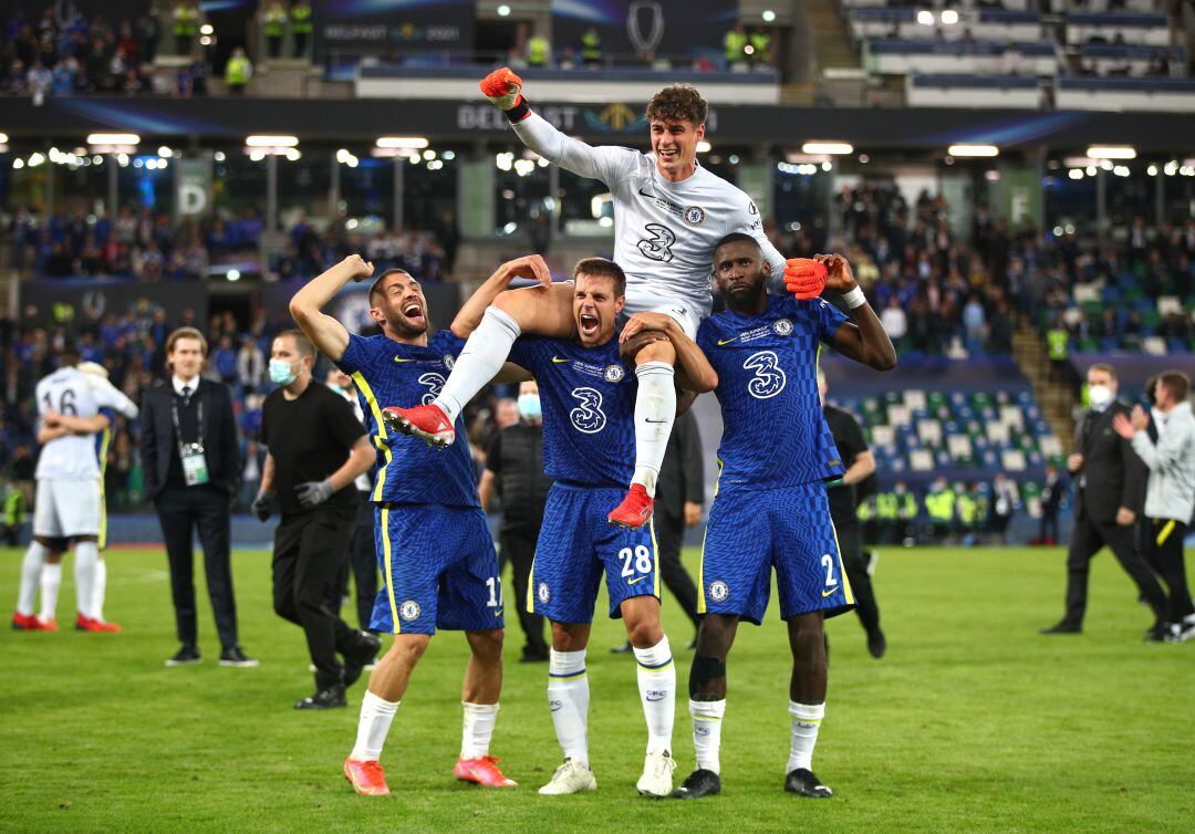 Kepa Arrizabalaga, subido a hombros por sus compañeros tras la conquista de la Supercopa de Europa