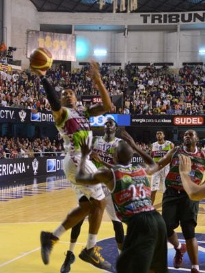 Orlando Johnson jugando ante el Aguada de Montevideo.