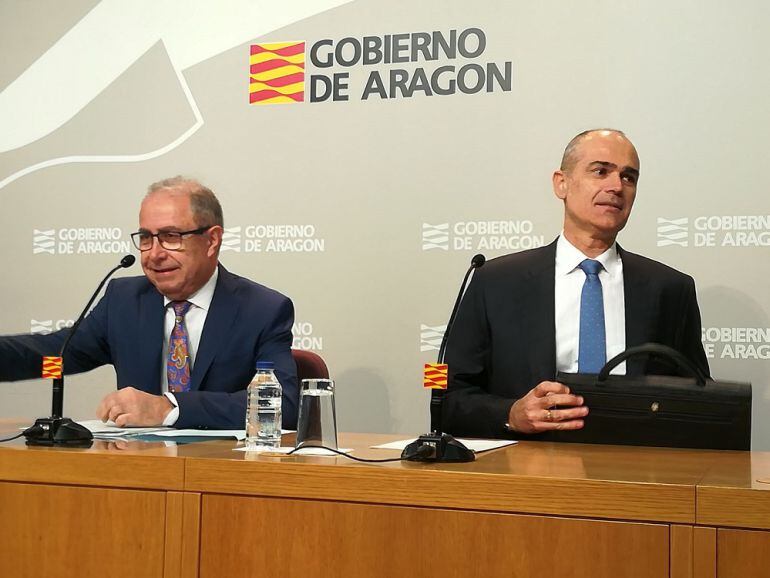 El consejero de Hacienda, Fernando Gimeno, y el director general de Tributos, Francisco de Asís Pozuelo, presentan el proyecto de Ley de Medidas Relativas al Impuesto de Sucesiones y Donaciones 