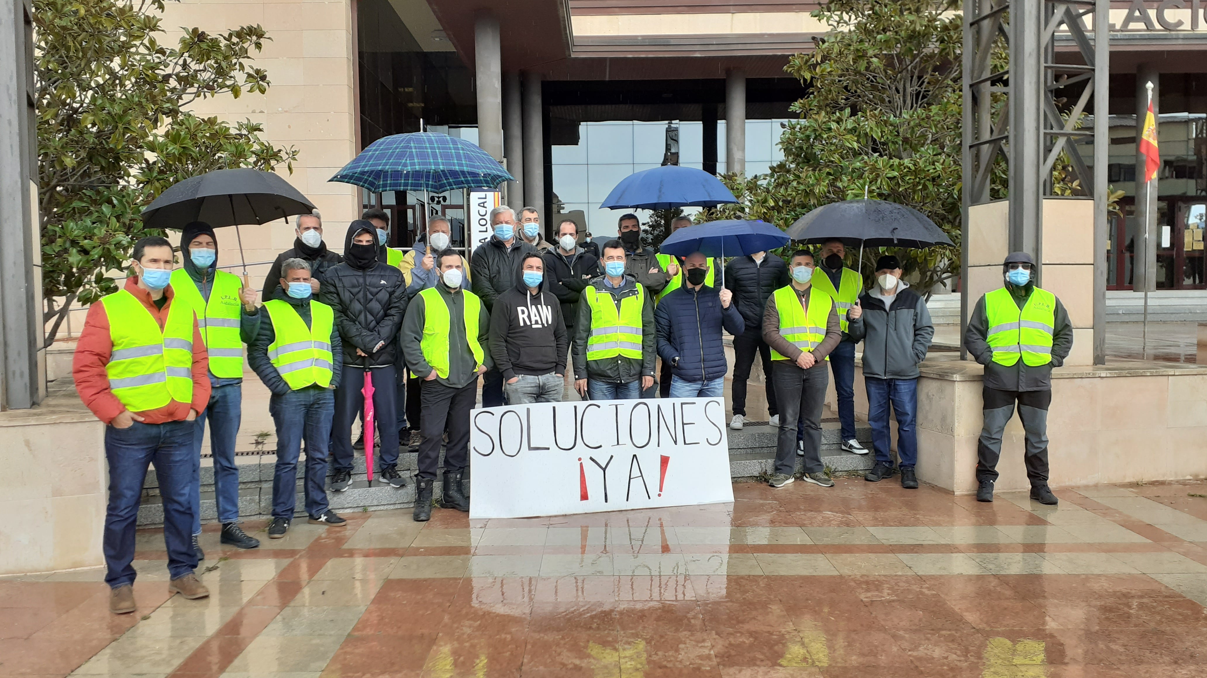 Los miembros del sindicato UPLB se han concentrado a las puertas de la Jefatura de Policía Local