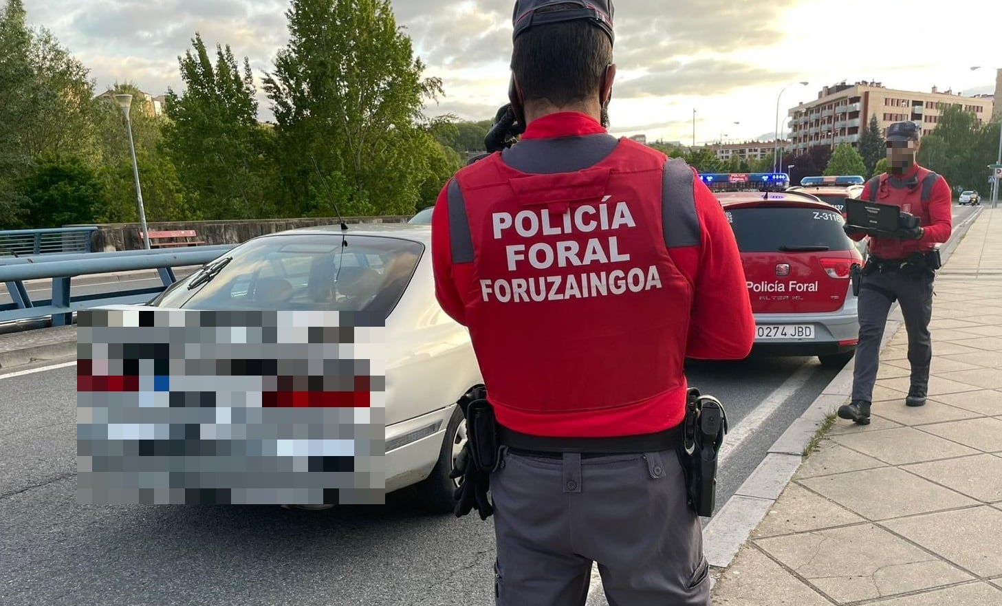 Se da a la fuga en Pamplona un conductor sin seguro ni ITV, con un cuchillo, positivo en alcohol y con un menor a bordo