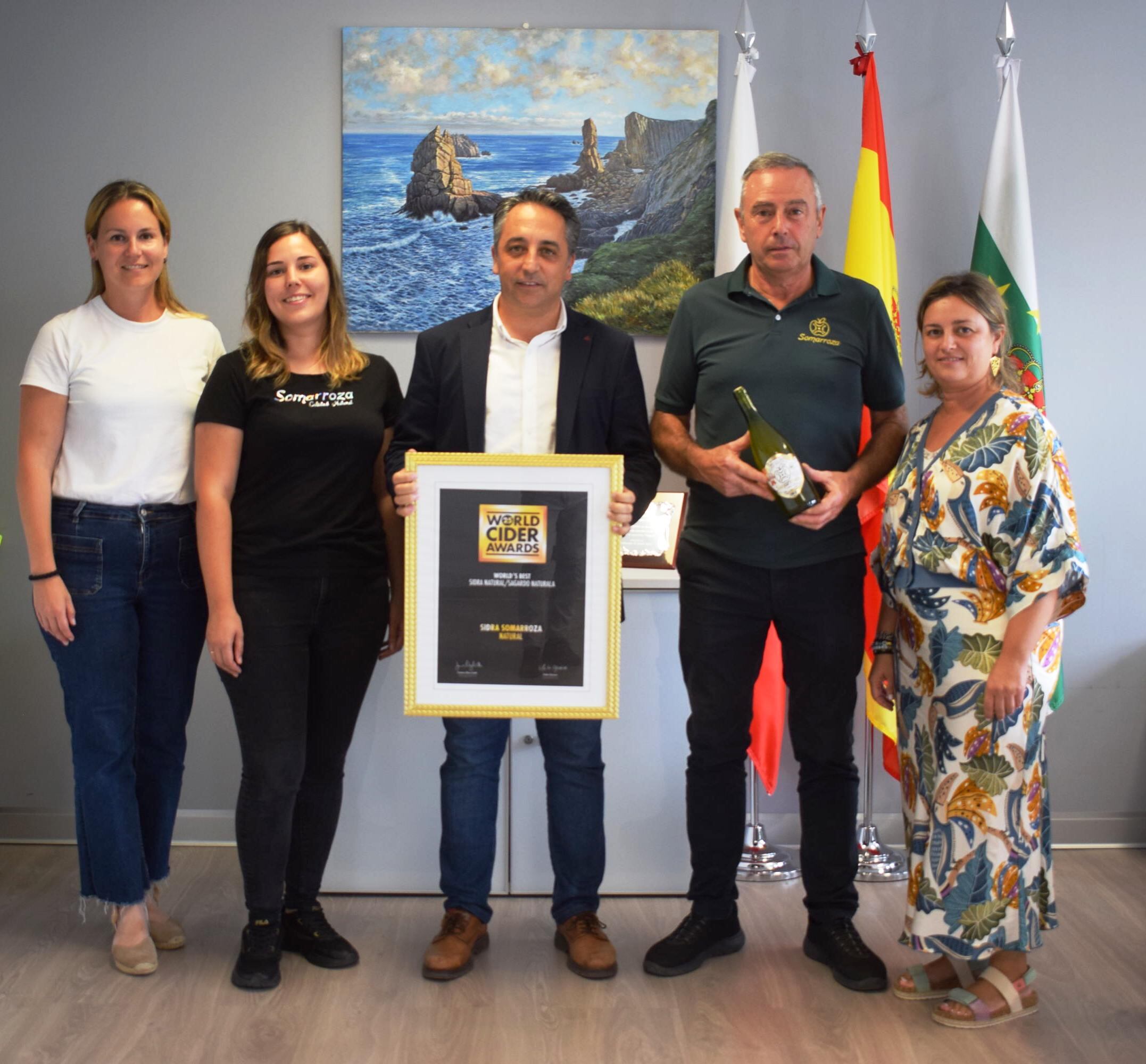 Recepción Ayuntamiento de Piélagos a Sidra Somarroza
