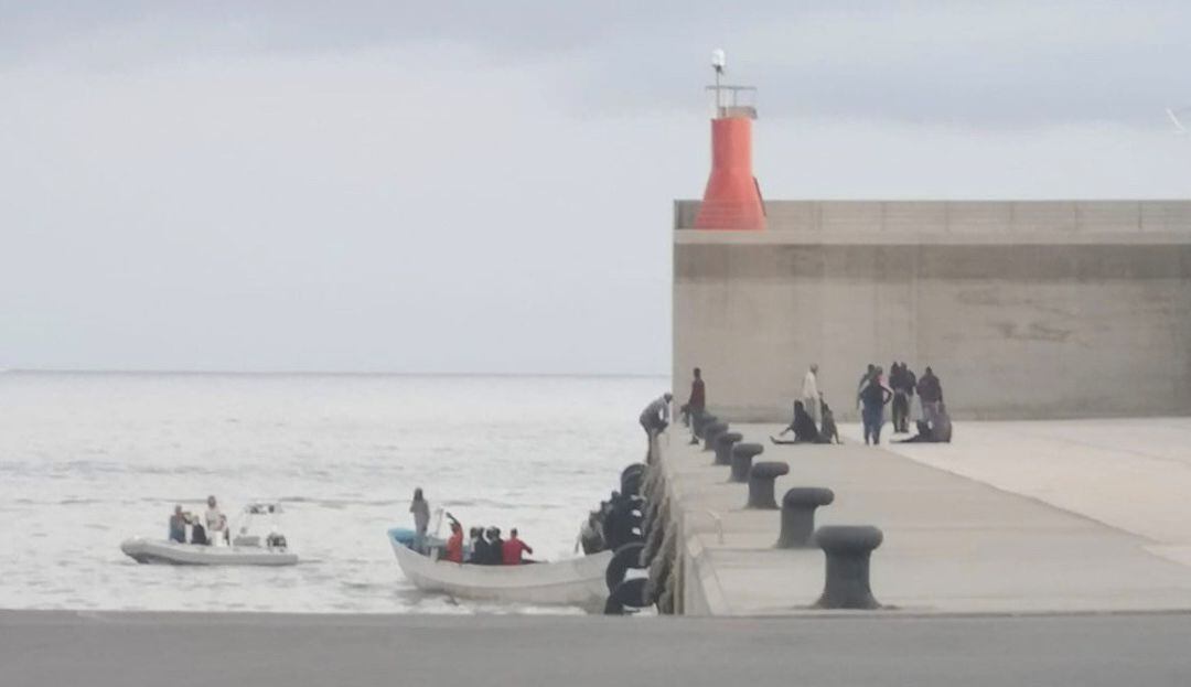 Llegada del cayuco al Puerto de Tazacorte