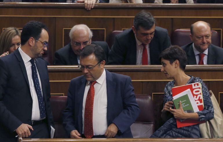 En la imagen, de izq. a dcha: el portavoz parlamentario del PSOE, Antonio Hernando, y los diputados Miguel Ángel Heredia eIsabel Rodríguez 