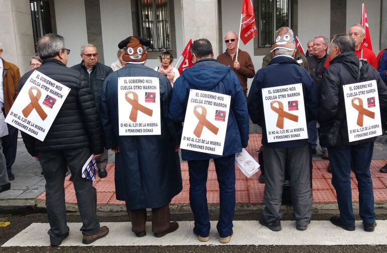 Movilización de CCOO y UGT Asturias en defensa del sistema público de pensiones. Frente a Delegación de Gobierno, en la plaza de España de Oviedo.