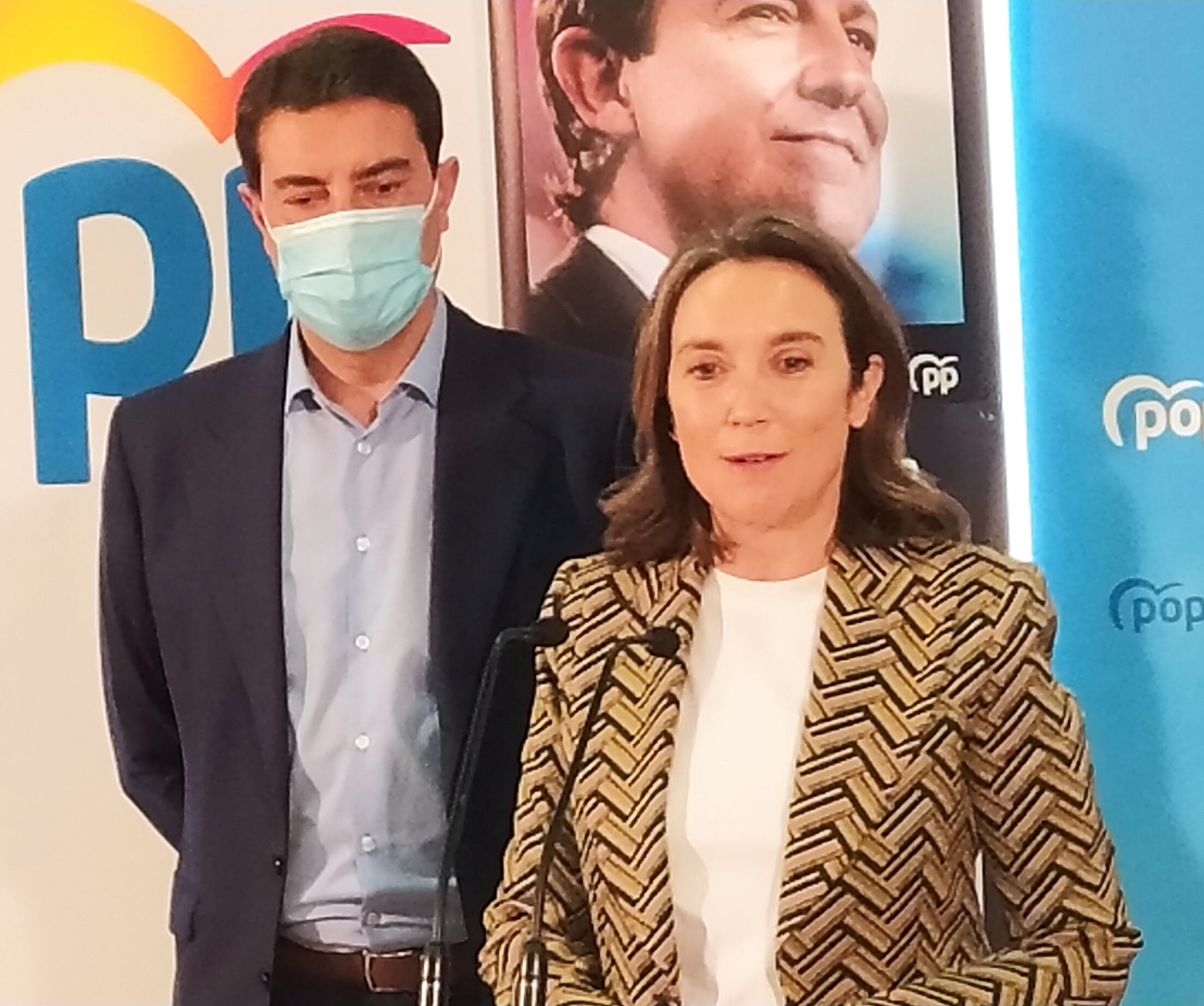 La portavoz del PP en el Congreso de los Diputados, Cuca Gamarra, comparece ante la prensa en Burgos junto al candidato Ángel Ibáñez