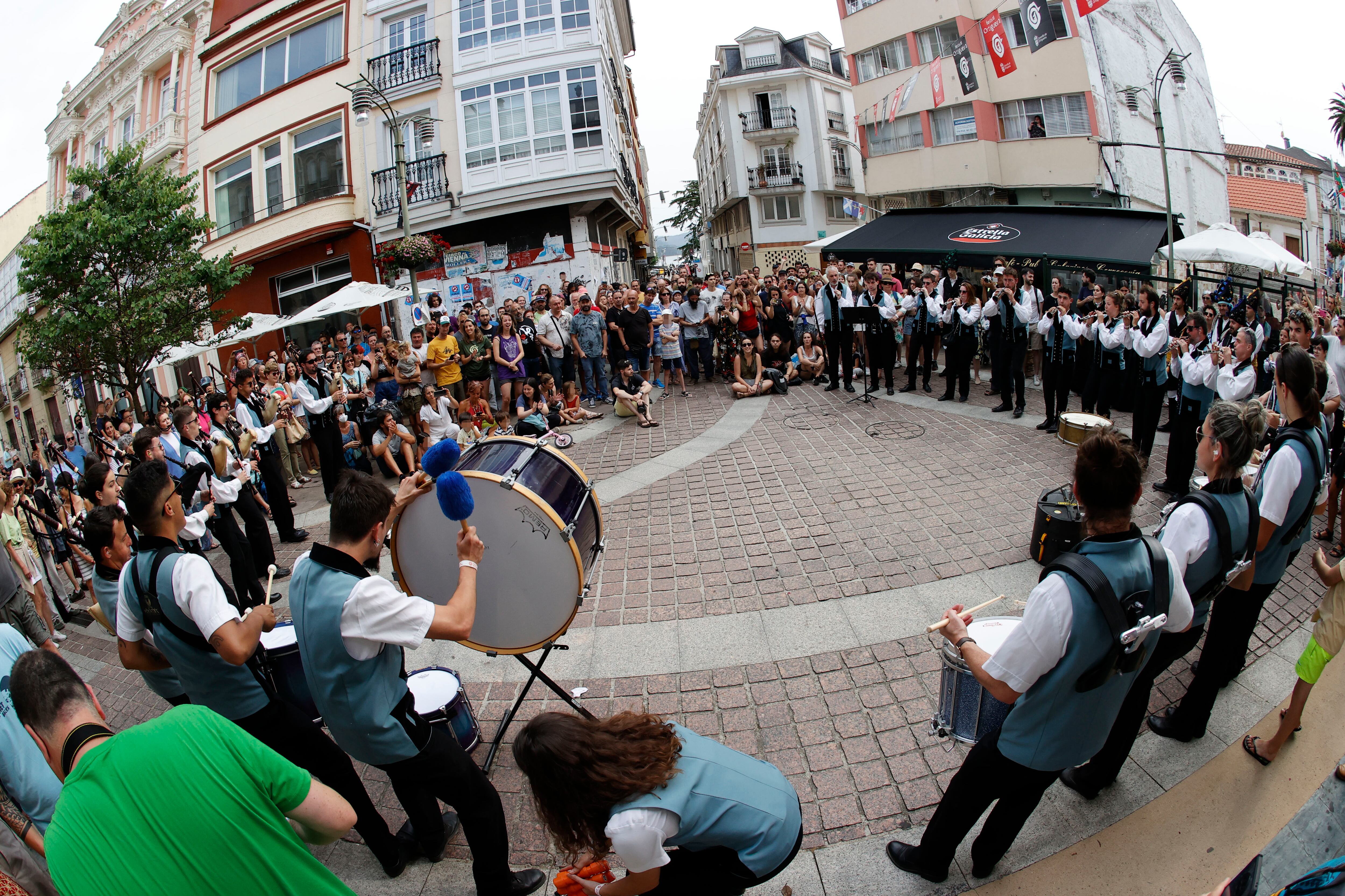 ORTIGUEIRA (CORUÑA), 15/07/2022.- Miembros de la banda Bretona Bagad De Vannes Melinerion actúan en la calle esta tarde con motivo del festival de Ortigueira, que afronta sus jornadas de mayor afluencia de público en la edición más larga de su historia. EFE/ Kiko Delgado
