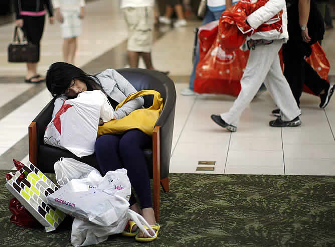 El primer día de rebajas en EEUU conocida como Black Friday ha sido especialmente violenta este año y un trabajador ha muerto en una avalancha de clientes