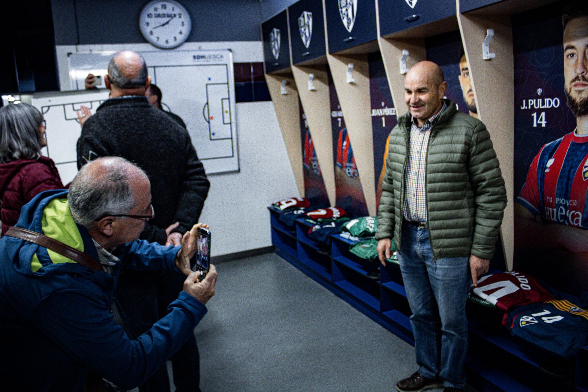 La SD Huesca rinde homenaje a los abonados que cumplen 65 años en este 2025