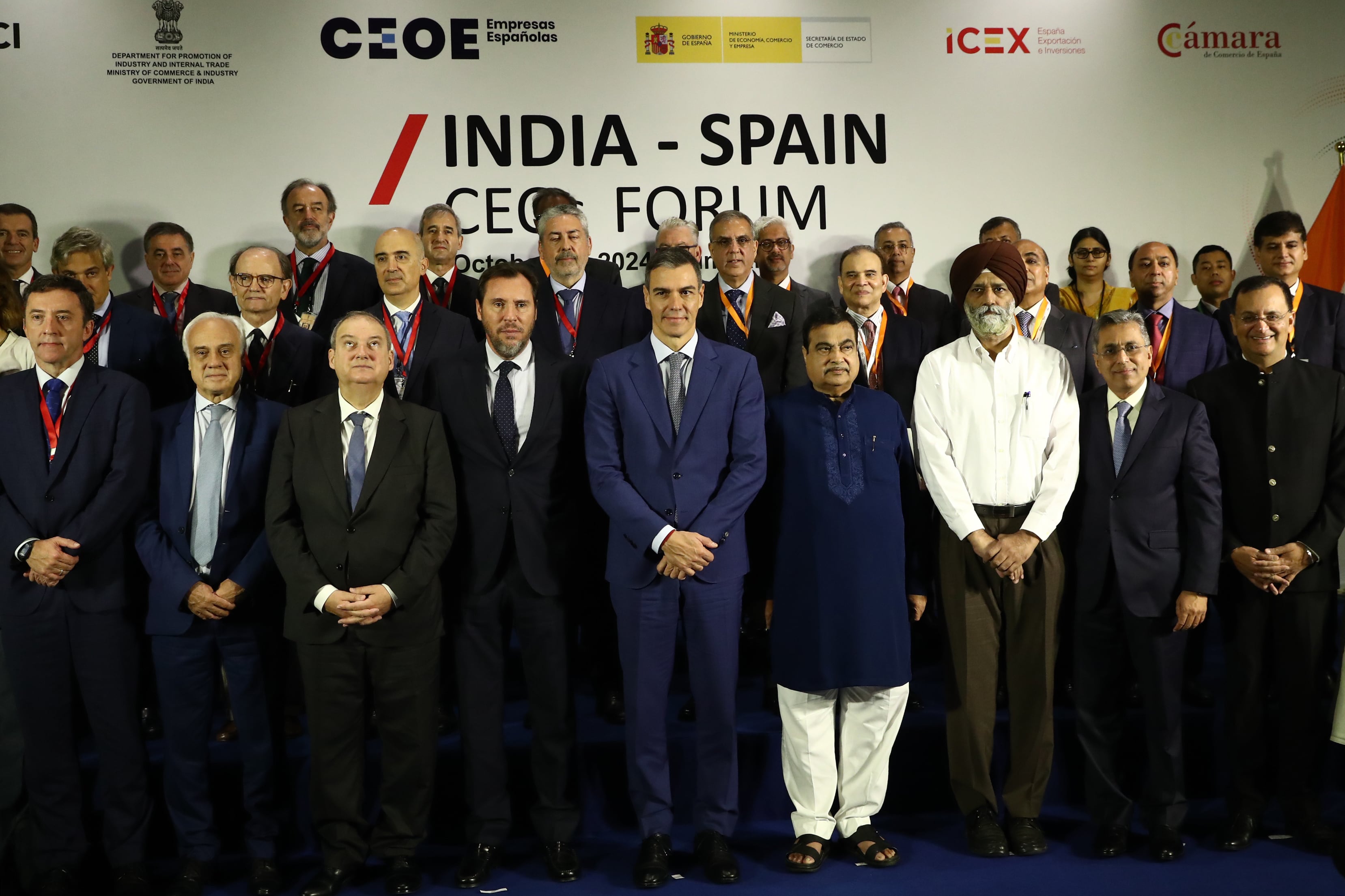 BOMBAY, 29/10/2024.- El presidente del Gobierno español, Pedro Sánchez (c), junto a los ministros de Industria y Turismo, Jordi Hereu (3i), y el ministro de Transportes y Movilidad Sosenible, Oscar Puente (4i), durante el Foro Empresarial Spain-India Business Summit, organizado en Bombay con motivo de su visita oficial a la India, en el que intervino también el ministro de Transporte Terrestre y Autopistas indio, Nitin Gadkari (4d), y en el que participaron representantes de unas 150 empresas indias y 120 españolas. EFE/Moncloa/Fernando Calvo SOLO USO EDITORIAL/SOLO DISPONIBLE PARA ILUSTRAR LA NOTICIA QUE ACOMPAÑA (CRÉDITO OBLIGATORIO)
