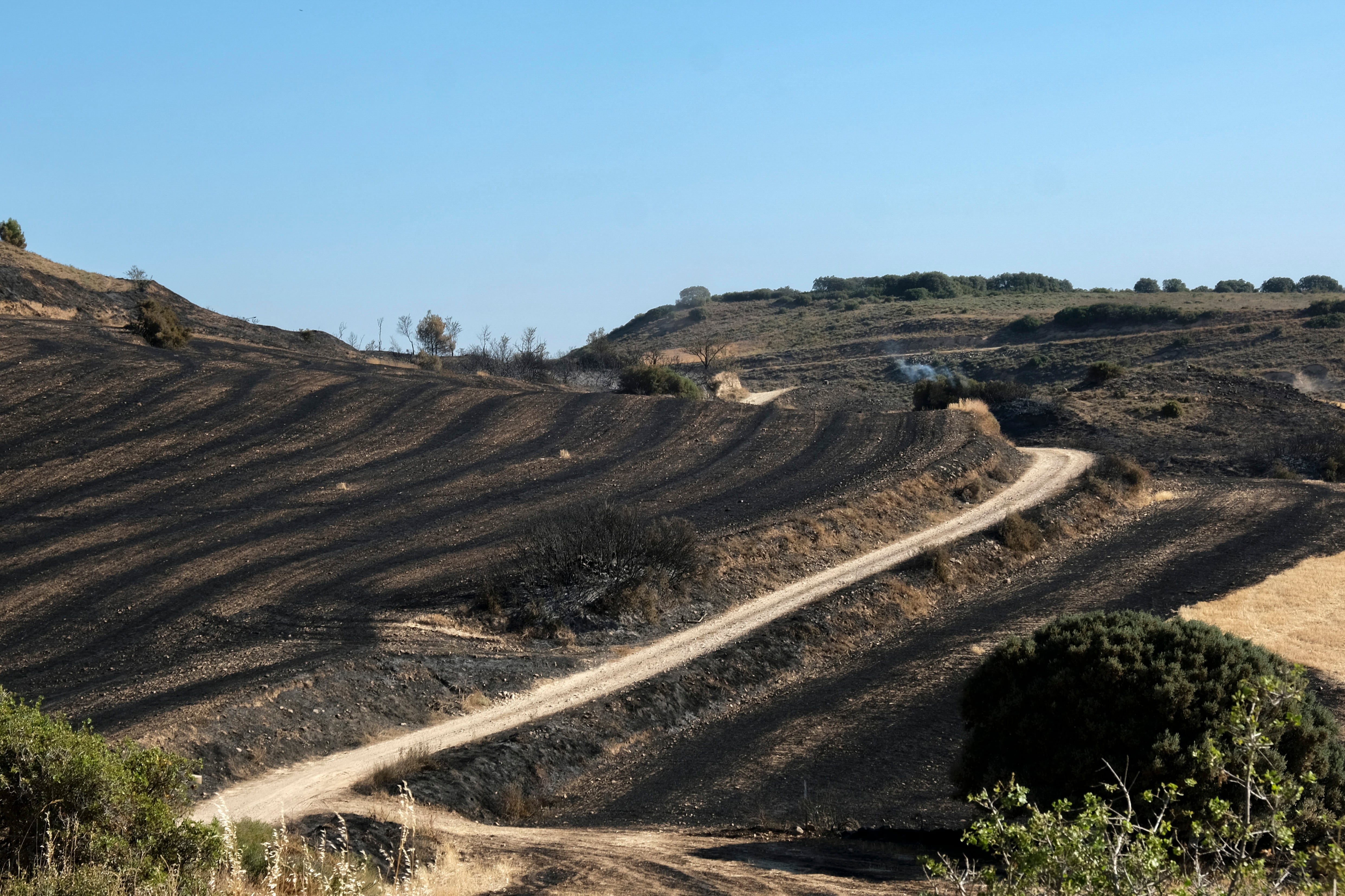 GRAF6812. ALFARO (LA RIOJA), 11/07/2022.- El intenso trabajo realizado durante las últimas horas nocturnas ha permito controlar el incendio que afecta al monte Yerga, en el que, según lo datos iniciales, han ardido unas 104 hectáreas, sobre todo de masa arbolada; en los que han intervenido los 59 efectivos de la Unidad Militar de Emergencias (UME). EFE/ Abel Alonso
