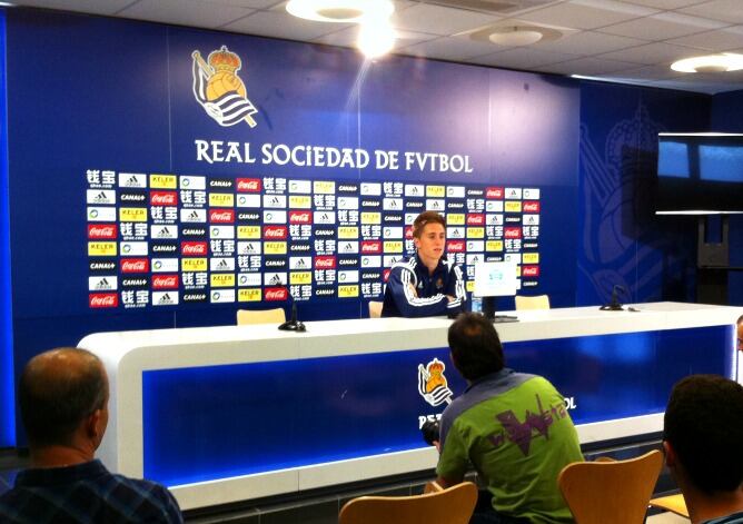 Jon Gaztañaga atiende a los medios de comunicación en la sala de prensa en Zubieta.