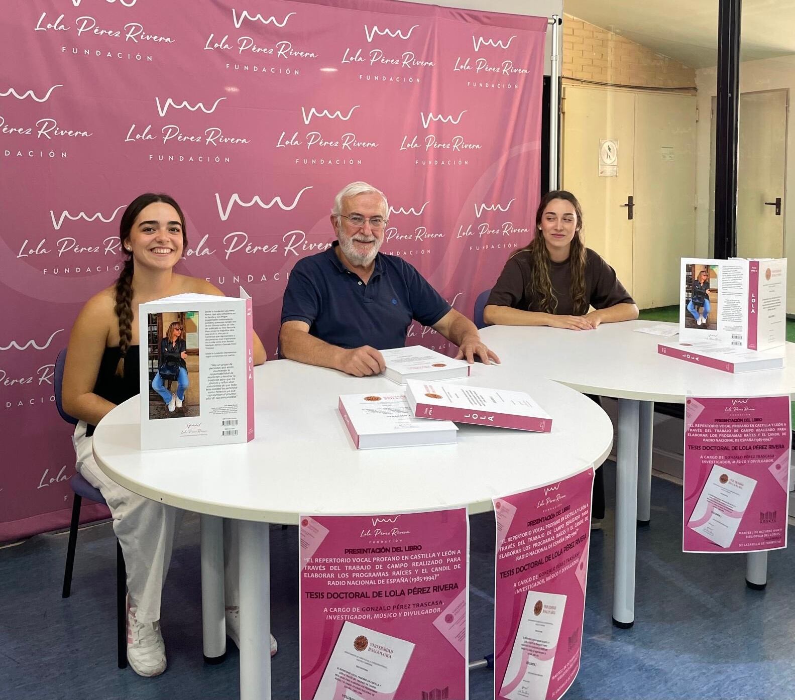 Gonzalo Pérez Trascasa, acompañado por las hijas de Lola Pérez RIvera