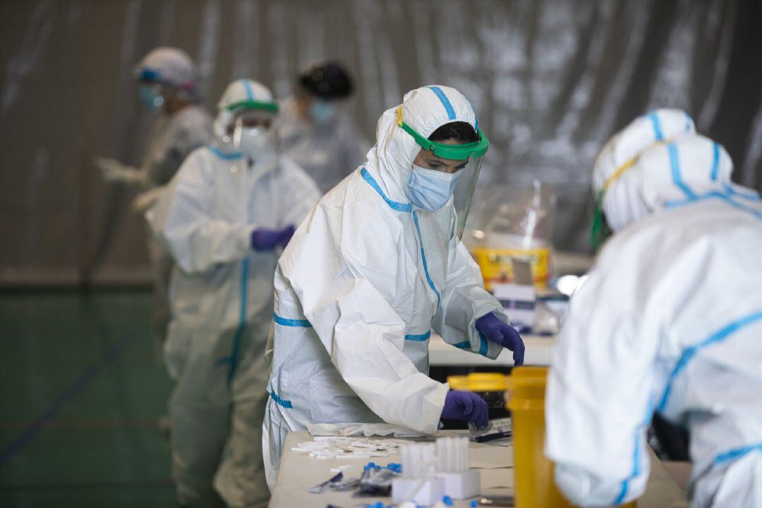 Sanitarios trabajando durante las pruebas de cribado de Covid-19