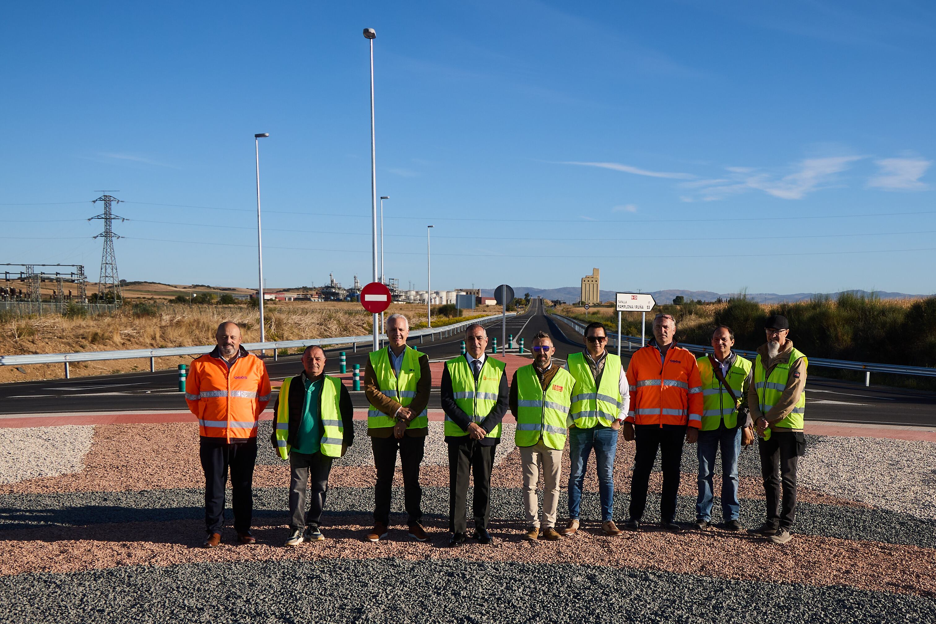 El consejero Chivite visita el fin de obras de la nueva rotonda de Caparroso, que garantiza un acceso más seguro al polígono industrial. IÑIGO ALZUGARAY / GOBIERNO DE NAVARRA