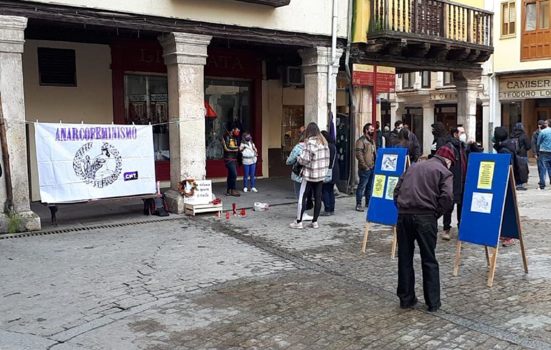 El colectivo CNT de Aranda de Duero ha mostrado su apoyo a la lucha femeninsta este domingo con un acto de visibilización en la Plaza del Trigo.