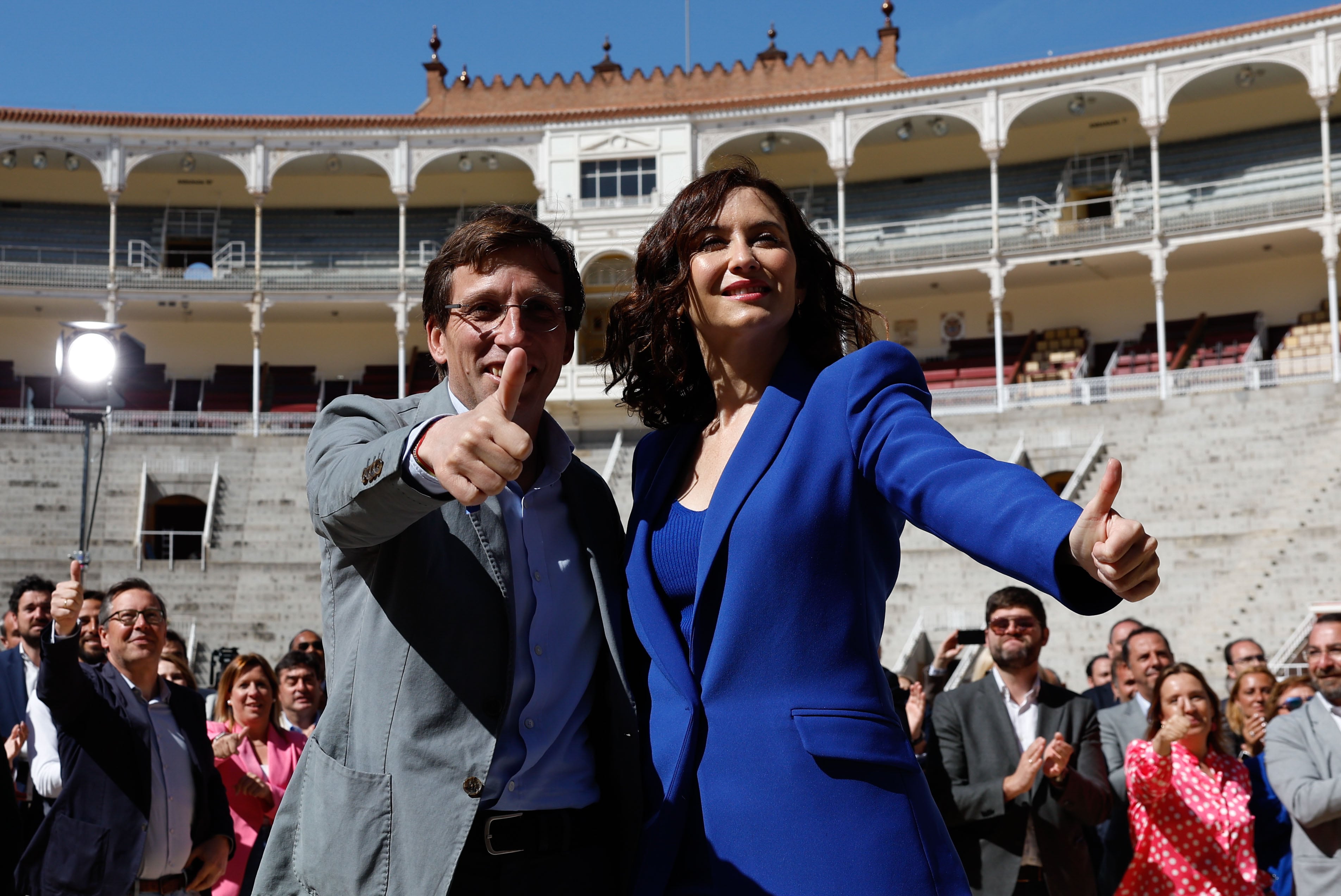 El alcalde de Madrid, José Luis Martínez Almeida (d), y la presidenta de la comunidad de Madrid, Isabel Díaz Ayuso, posan este jueves en la plaza de las Ventas en Madrid con motivo de la presentación de los candidatos del PP a las alcaldías de los 179 municipios que conforman la comunidad. EFE/ Chema Moya