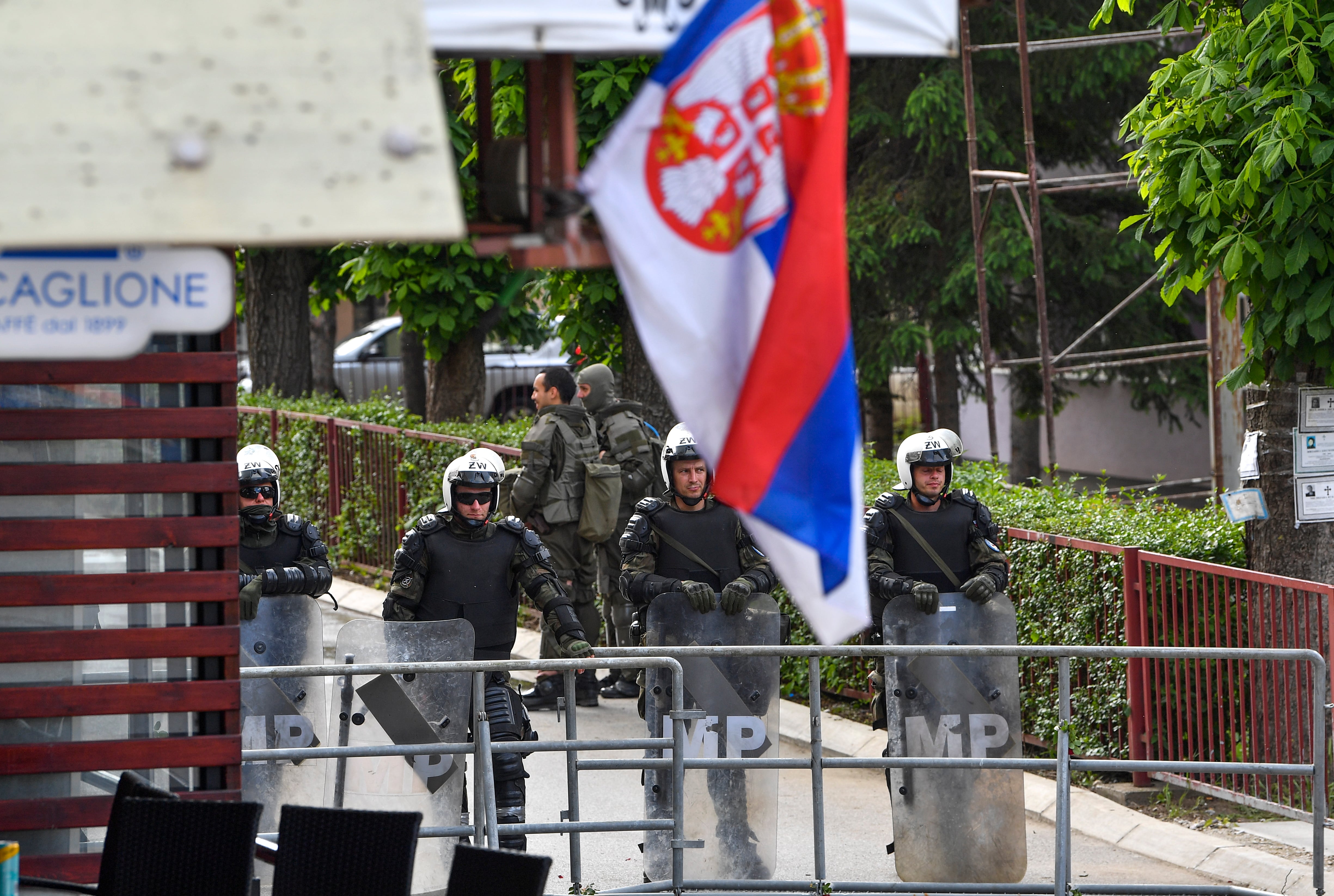 Soldados de la fuerza de pacificación de la OTAN, montan guardia frente al edificio del ayuntamiento de Zvecan, después de que los enfrentamientos de ayer dejaran a 52 civiles heridos y a 30 soldados Atlantistas