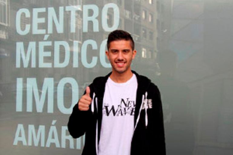 El delantero Dani Iglesias, tras pasar el reconocimiento médico con el Alavés