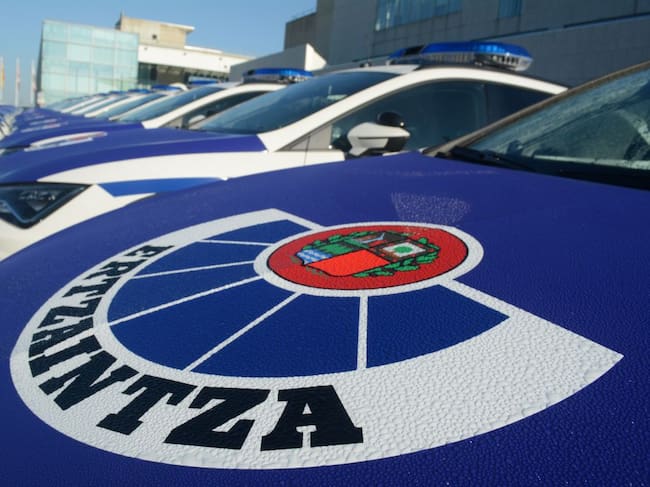Coches patrulla de la Ertzaintza, en una imagen de archivo