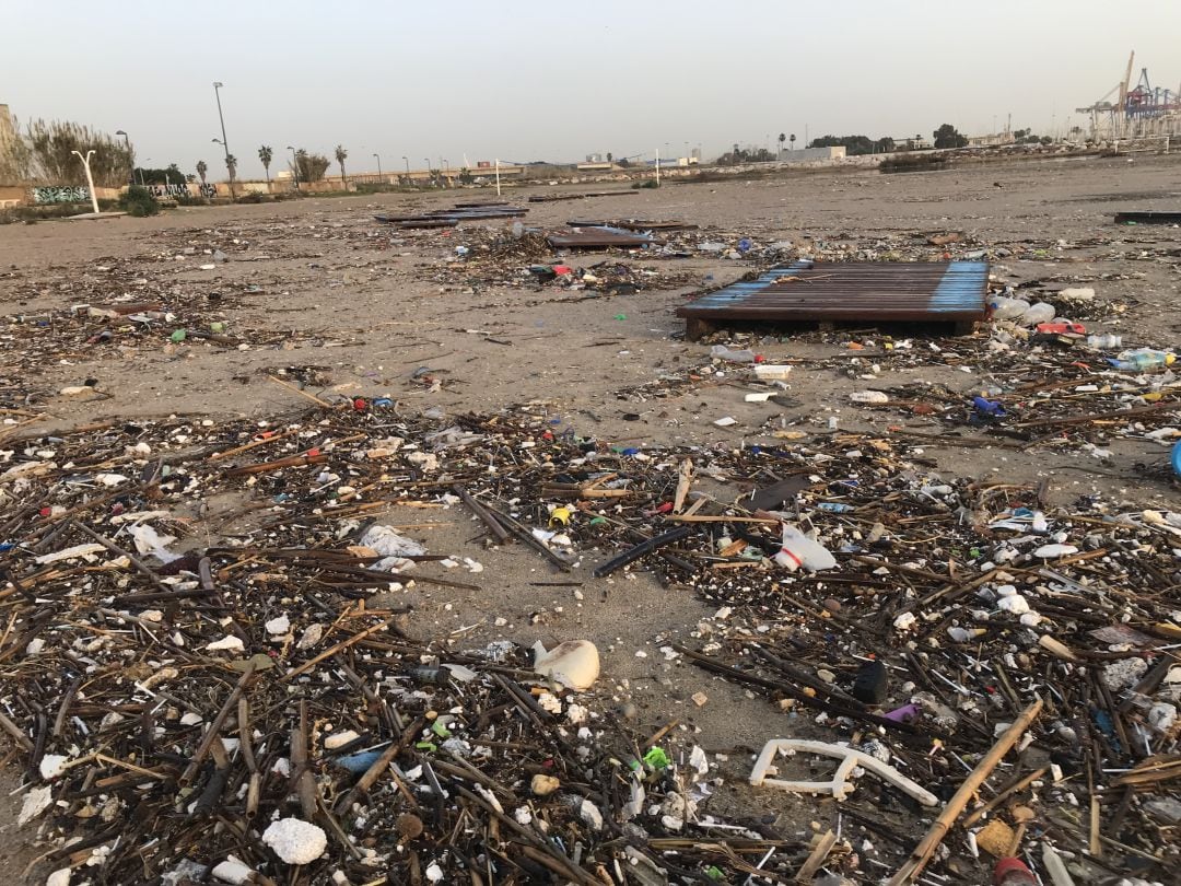 Imagen de la playa de Pinedo tras el temporal marítimo que dejó olas de casi 8,5 metros de altura en las costas de València.