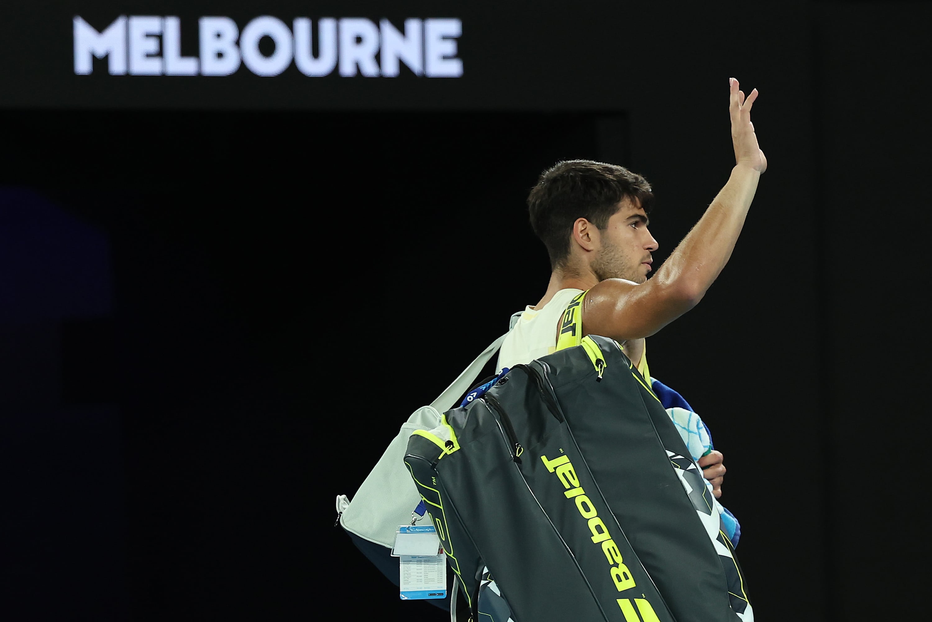 Carlos Alcaraz se marcha del Open de Australia tras caer derrotado ante Alexander Zverev en los cuartos de final. (Photo by Cameron Spencer/Getty Images)