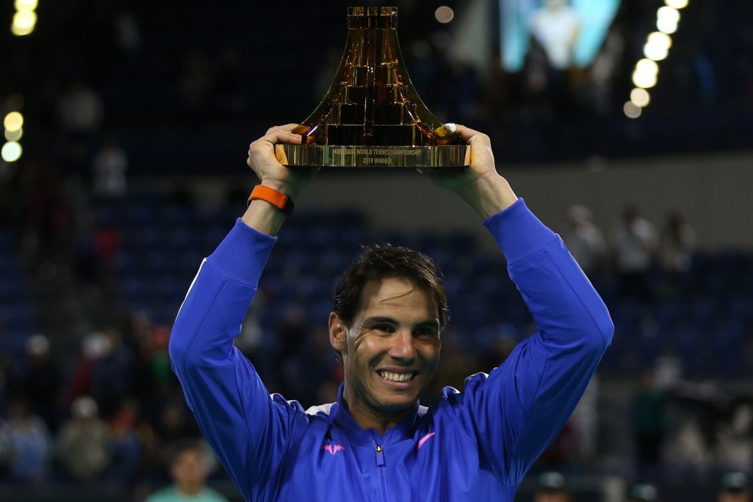 Nadal posa con el trofeo