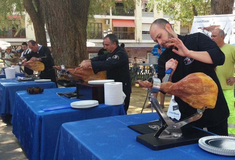 Hosteleros participando en el concurso de cortadores de jamón organizado en Ciudad Real