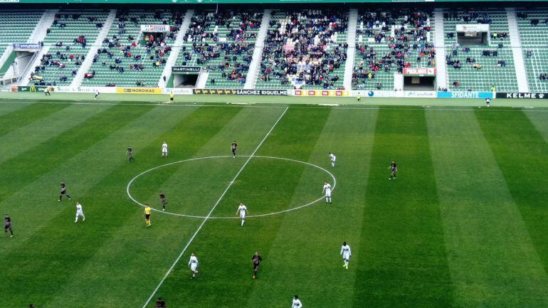 Cinco mil aficionados acudieron al Martínez Valero para el Elche-Peña Deportiva
