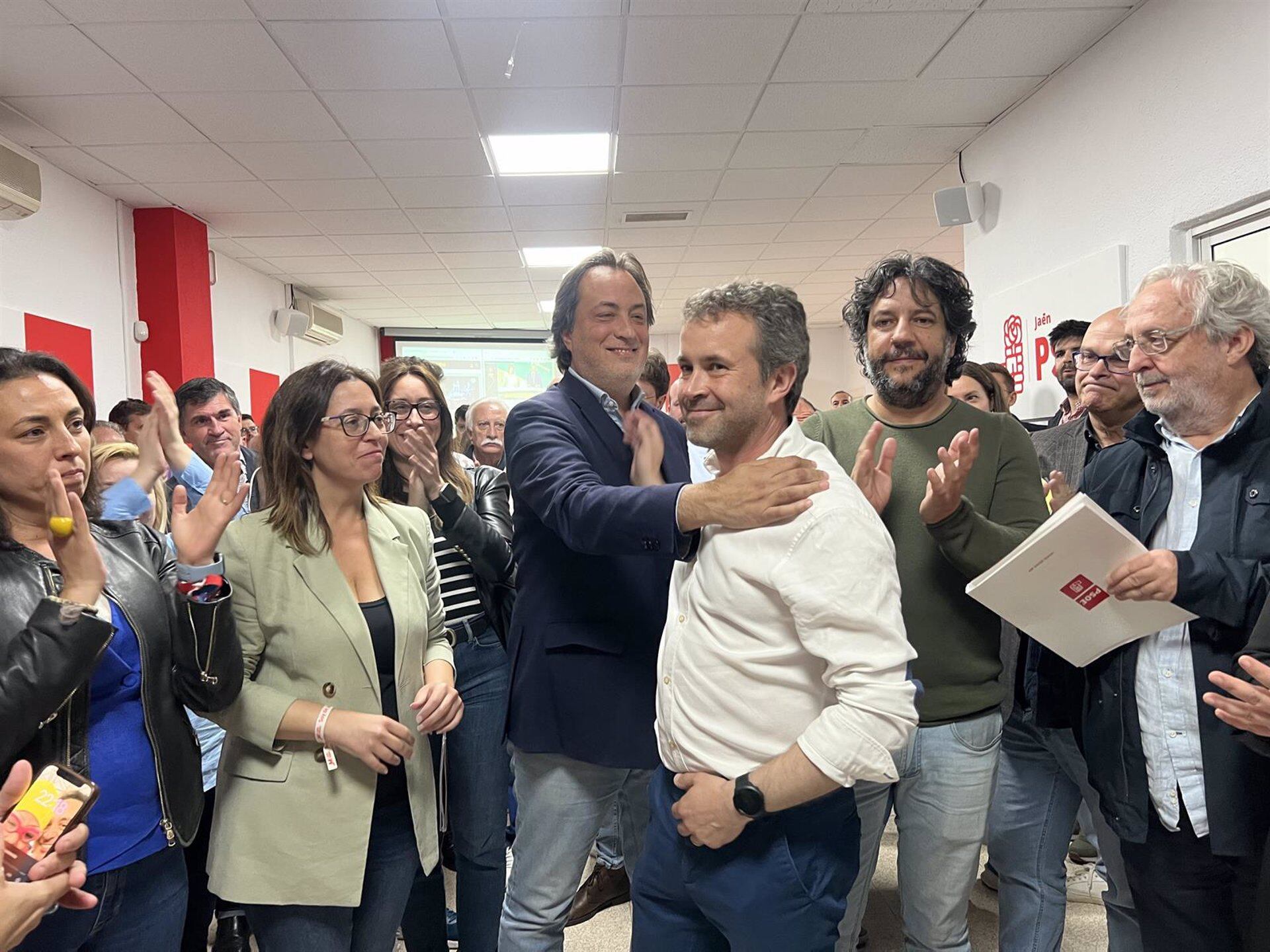 Julio Millán, candidato del PSOE de Jaén, abrazado y arropado por miembros de su candidatura en la noche electoral