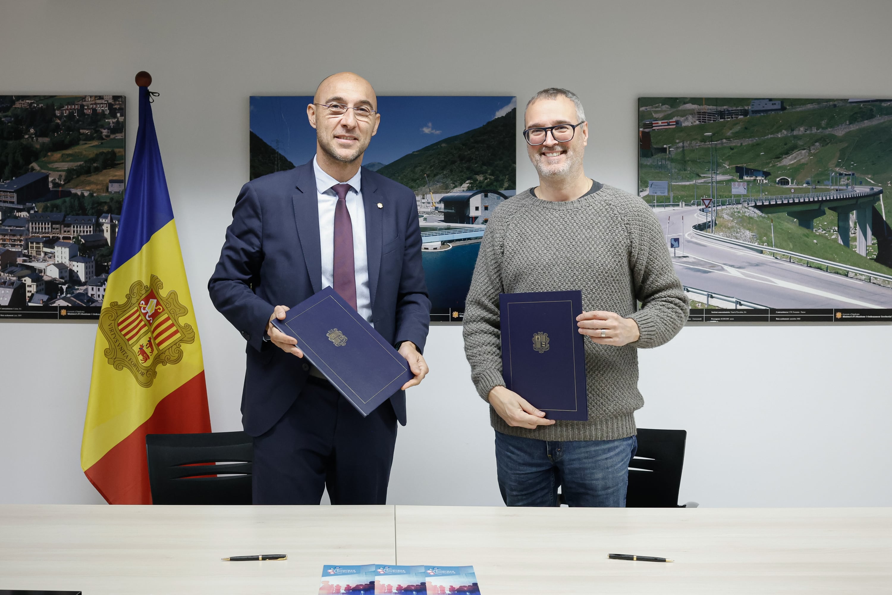 El secretari d’Estat d’Economia, Treball i Habitatge, Jordi Puy, i el propietari de l'Espai de Música Moderna, Oriol Vilella, signen el conveni de la xarxa d'empreses inclusives
