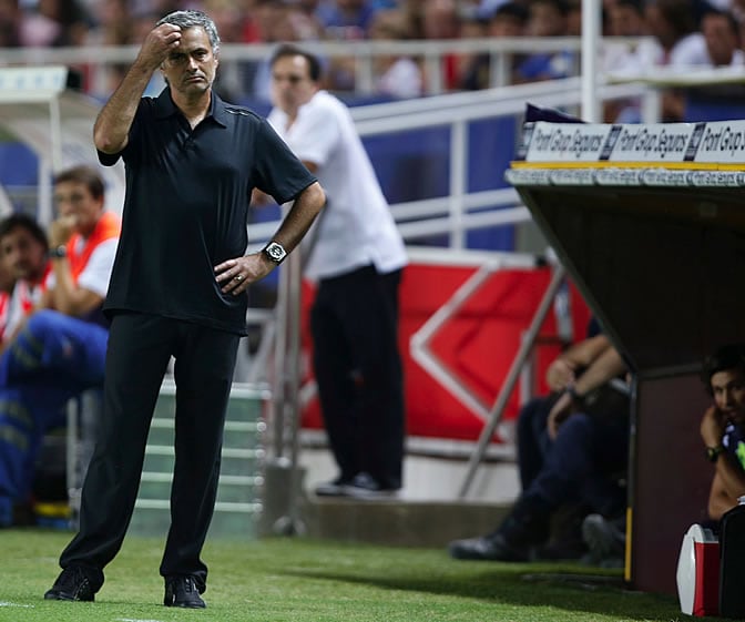 Mourinho, de pie en el área técnica del Sánchez Pizjuán