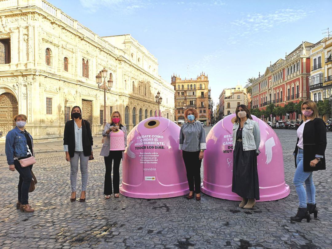 Iglús rosas en la Plaza de San Francisco, que se han instalado en los 11 distritos de la ciudad 