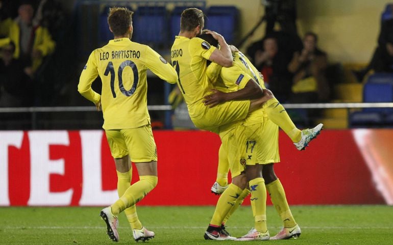 Los jugadores del Villarreal celebran el segundo gol ante el Sparta de Praga, durante el partido de ida de los cuartos de final de la Liga Europa