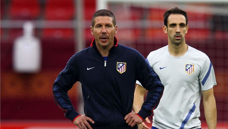 Simeone y Juanfran, durante un entrenamiento