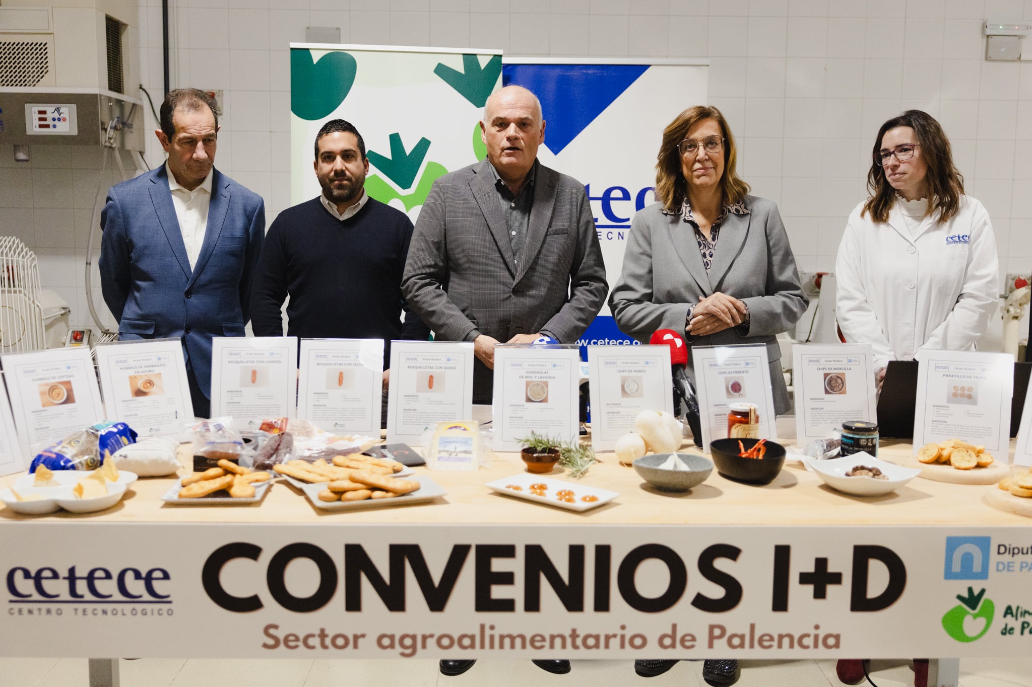 La presidenta de la Diputación, Ángeles Armisén, acompañada del diputado de Desarrollo Socioeconómico, Francisco Pérez, el presidente del Cetece, Javier Labarga y el representante de las empresas del Club de Calidad Alimentos de Palencia, Manuel de Prado, hacen balance de los proyectos de colaboración de los años 2024 y 2025 desarrollados entre ambas partes.
