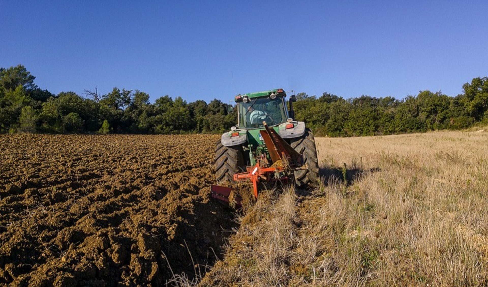 Tractor arando en el campo(Archivo)