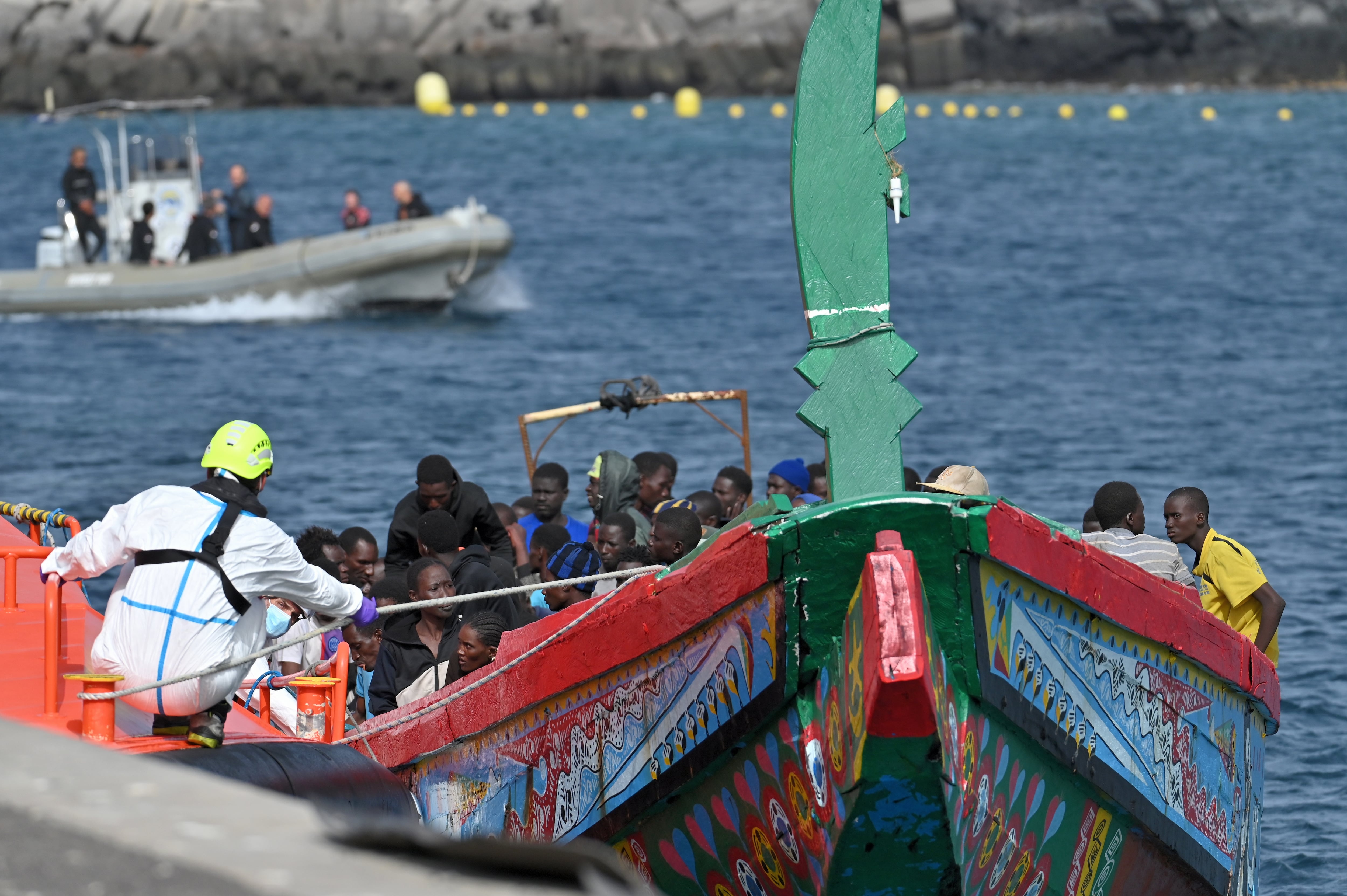 Uno de los cayucos que llegan a la isla de El Hierro procedentes de Senegal. Archivo.