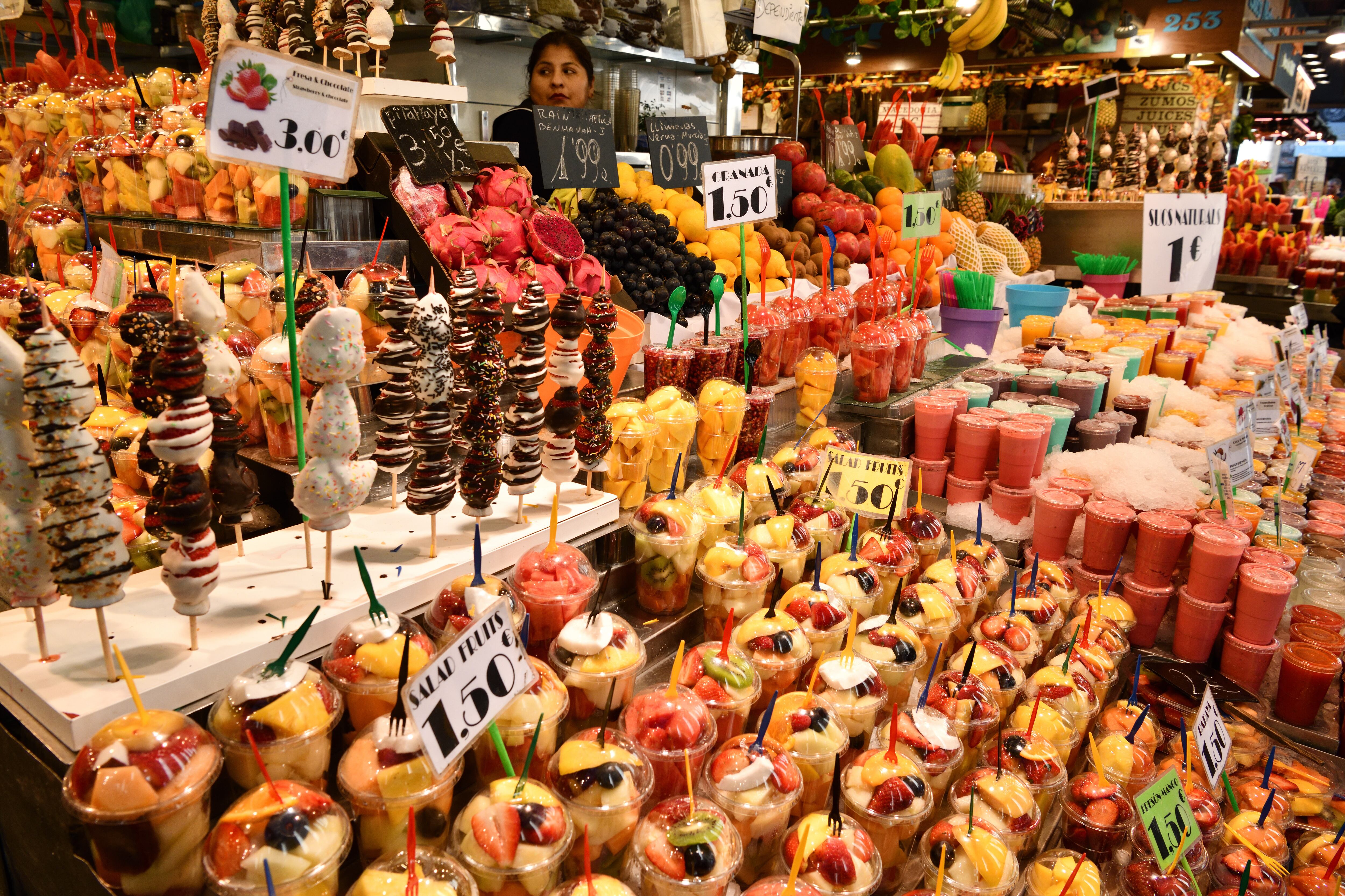 Un puesto de frutas y verduras en la Boquería de Barcelona, en 2019.