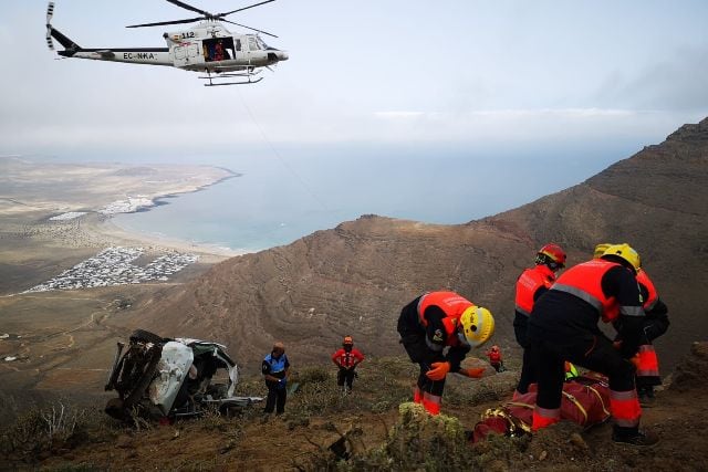 Uno de los vehículos precipitados por el Risco de Famara, en Lanzarote.