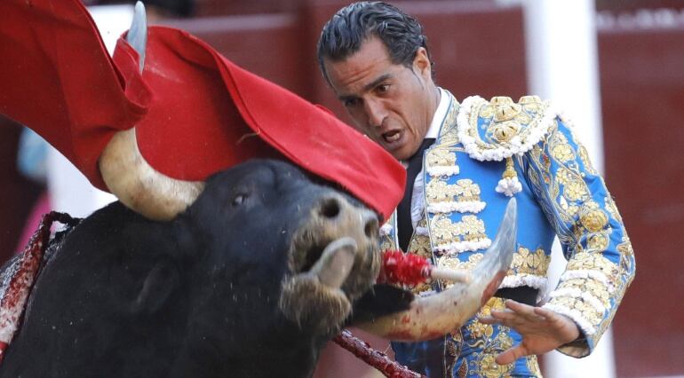 Fotografía de archivo del diestro Iván Fandiño durante su faena en una de las corridas de la última Feria de San Isidro, en la Plaza de las Ventas en Madrid.