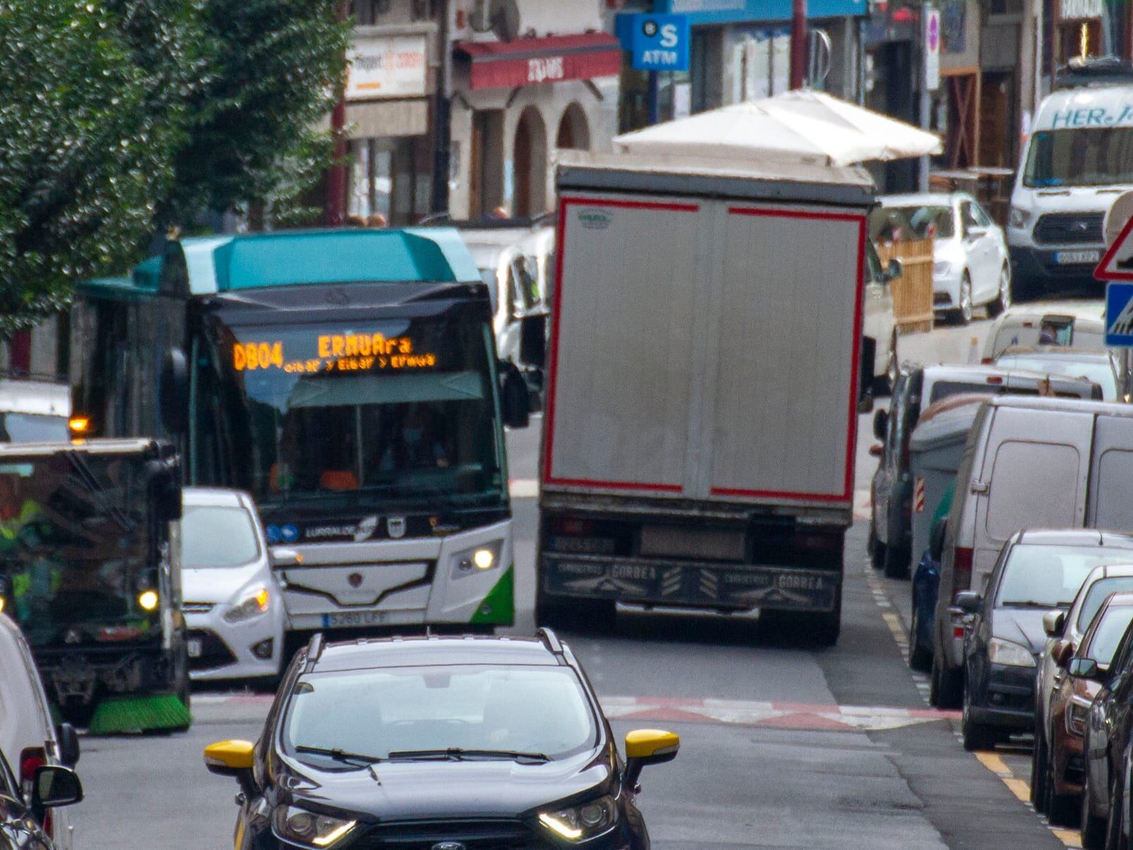 El casco urbano de Ermua soporta un intenso tráfico de vehículos pesados