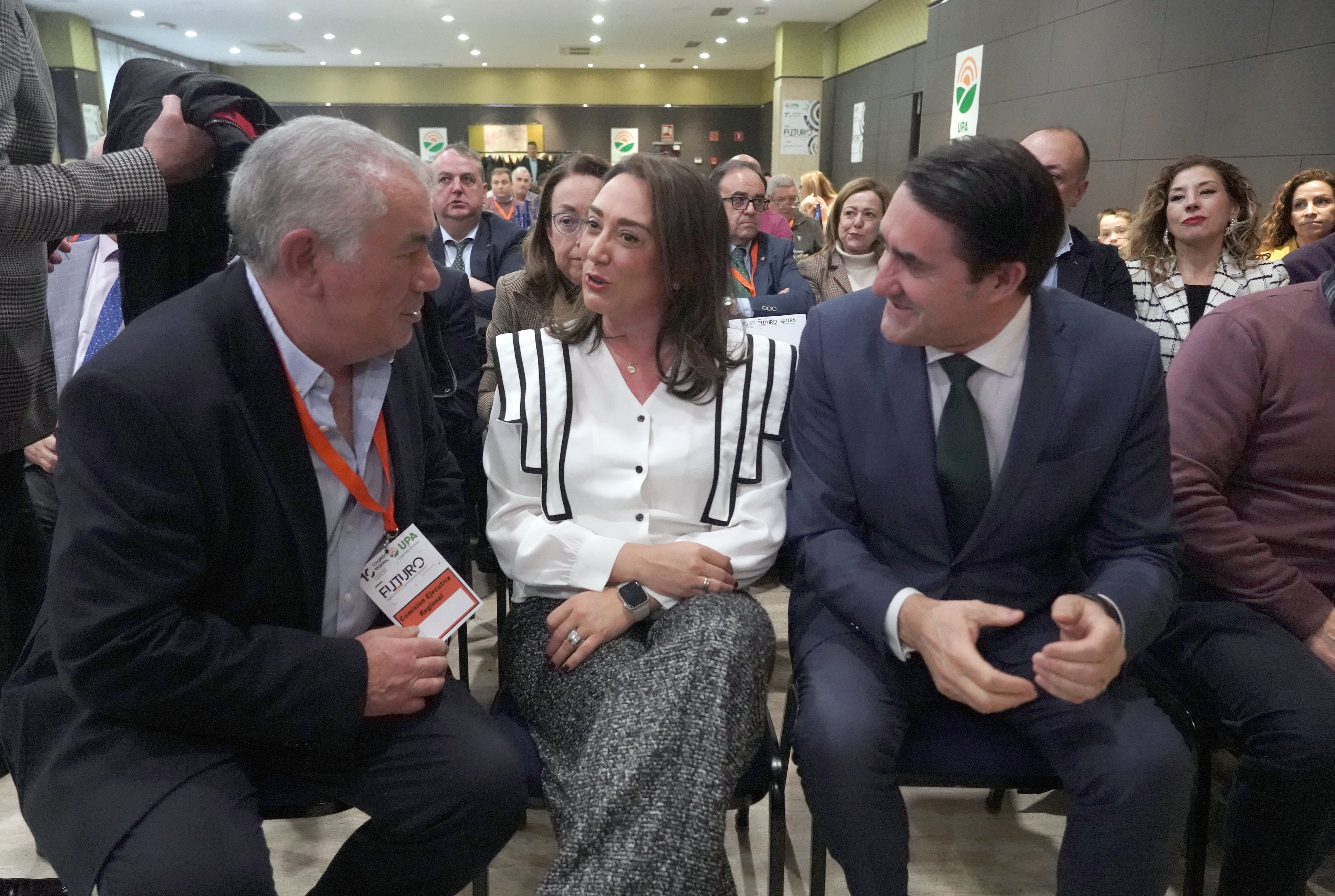 El consejero de Medio Ambiente, Vivienda y Ordenación del Territorio, Juan Carlos Suárez- Quiñones, y la consejera de Agricultura, María González Corral, en el 10º Congreso Regional de UPA Castilla y León