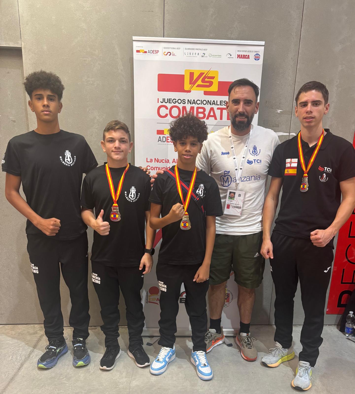 Foto de familia con José Cilla, director y el ‘corazón’ del Club Almería Boxing, con los cuatro jóvenes boxeadores de Almería: Rayan Farrak, Carlos García, Adam Farrak y Samuel Cilla.