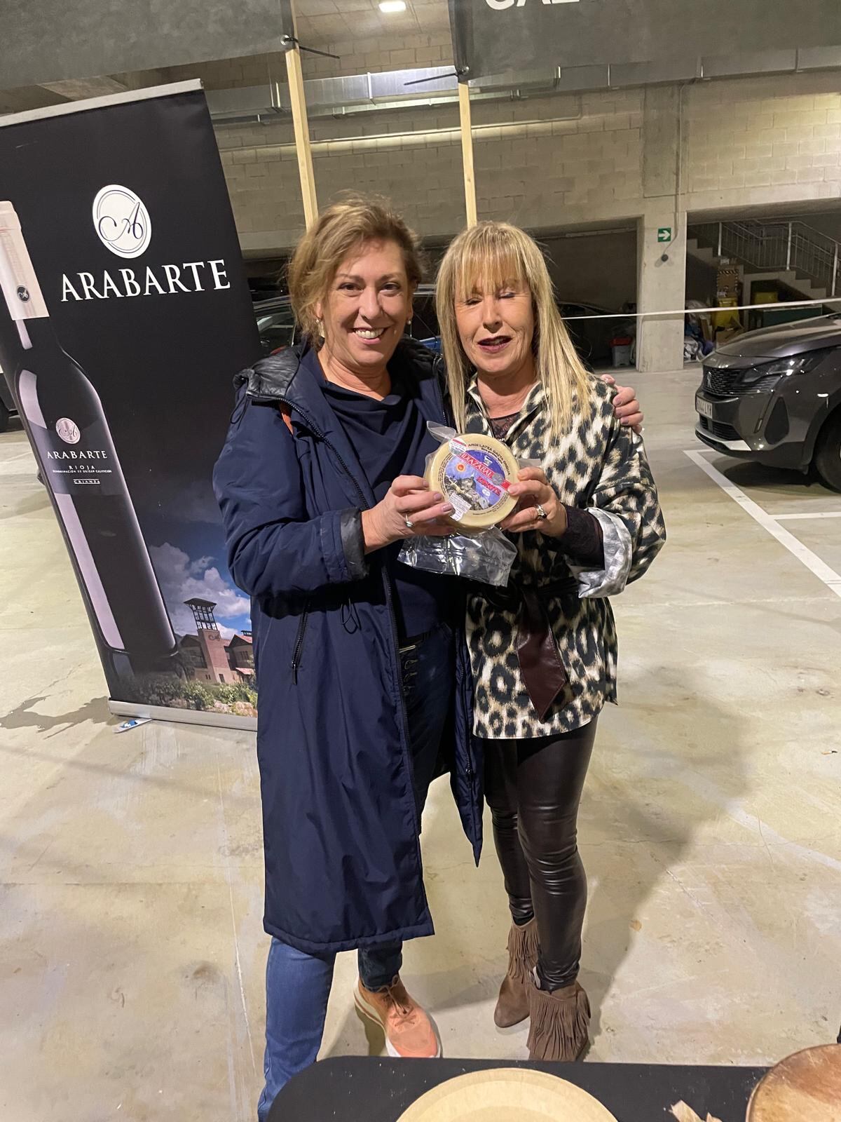 Mireia Alonso y Pili Ezenarro en la feria de &quot;Coloniales Anselmo González&quot;