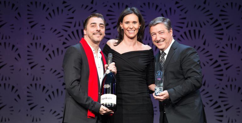 Jordi Roca i Joan Roca recollint el guardó que els acredita com a segon millor restaurant del món.