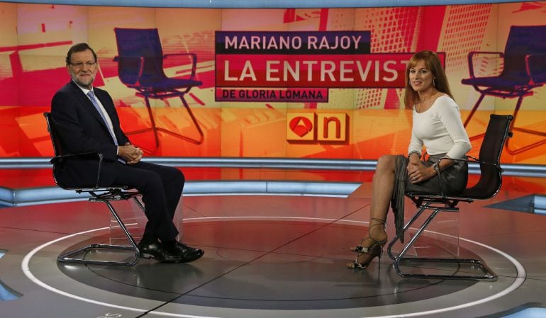 El presidente del Gobierno, Mariano Rajoy, durante la entrevista con la periodista Gloria Lomana, hoy en Antena 3. 