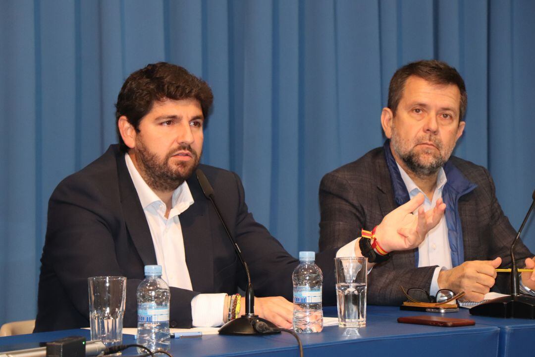 El presidente López Miras durante la asamblea de la Comunidad de Regantes de Lorca, junto a su presidente Juan Marín