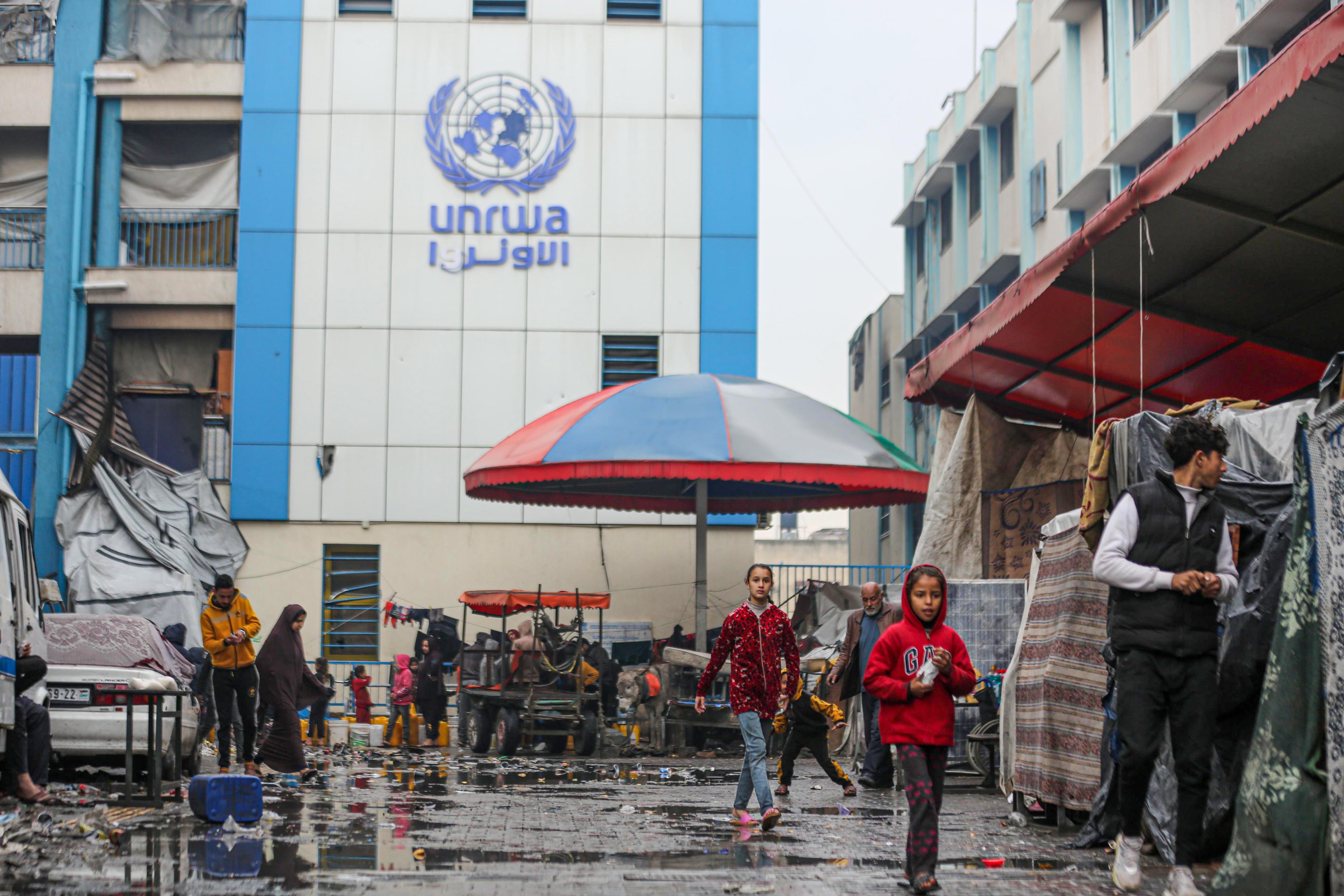 Centenares de palestinos se refugian en una escuela de la UNRWA situada en uno de los vecindarios de la ciudad de Gaza